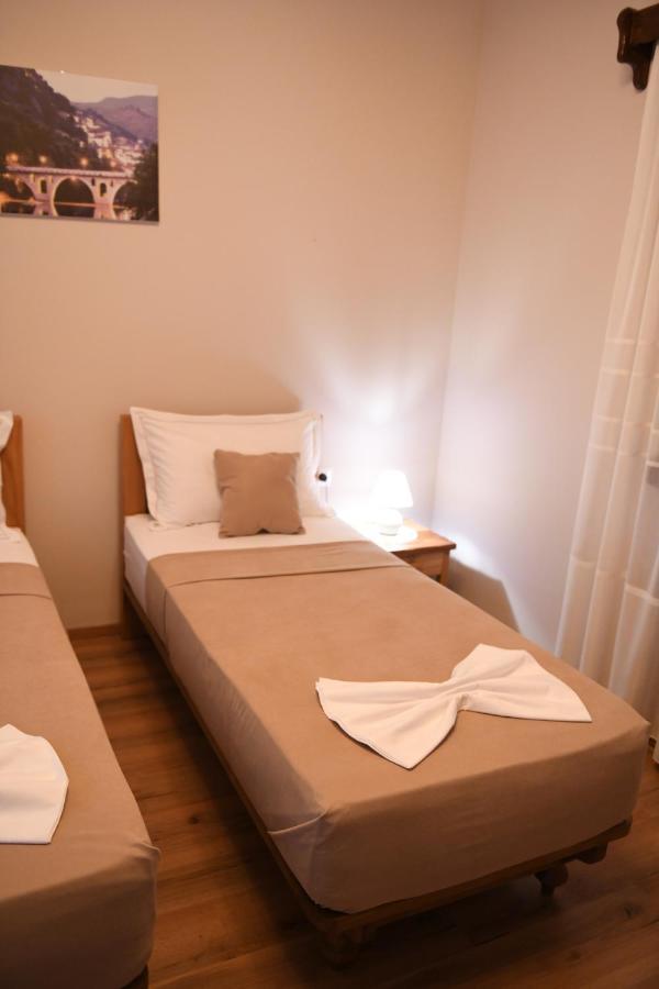 Guesthouse Leo Берат Екстер'єр фото