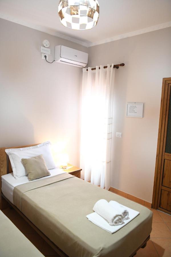 Guesthouse Leo Берат Екстер'єр фото