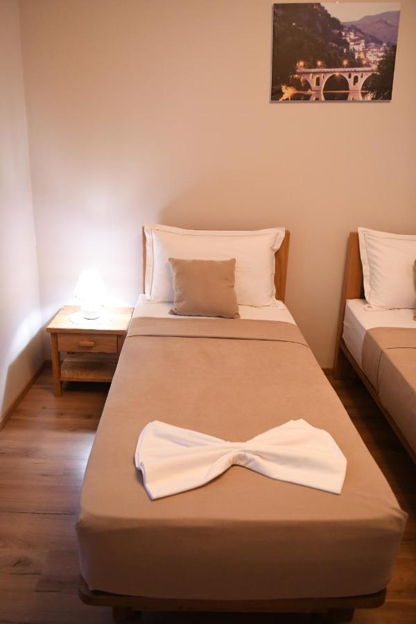 Guesthouse Leo Берат Екстер'єр фото