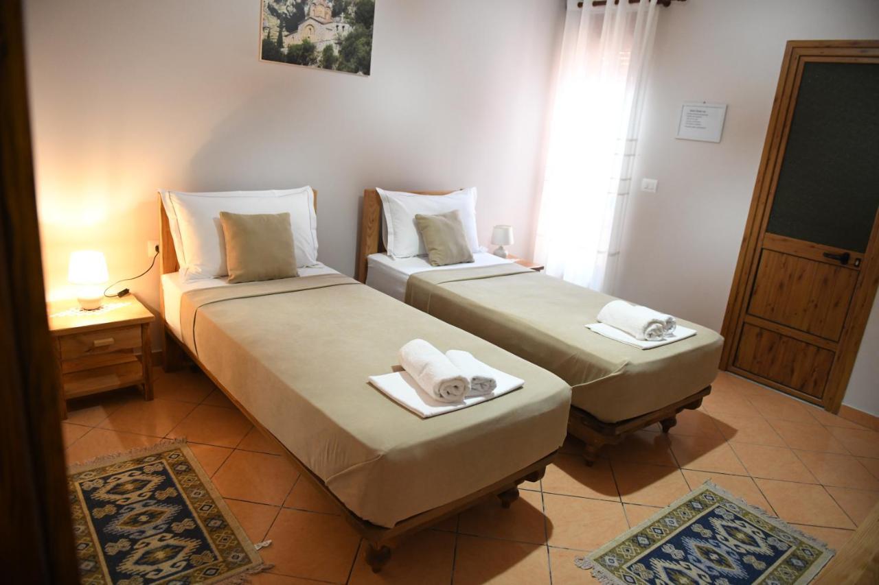 Guesthouse Leo Берат Екстер'єр фото