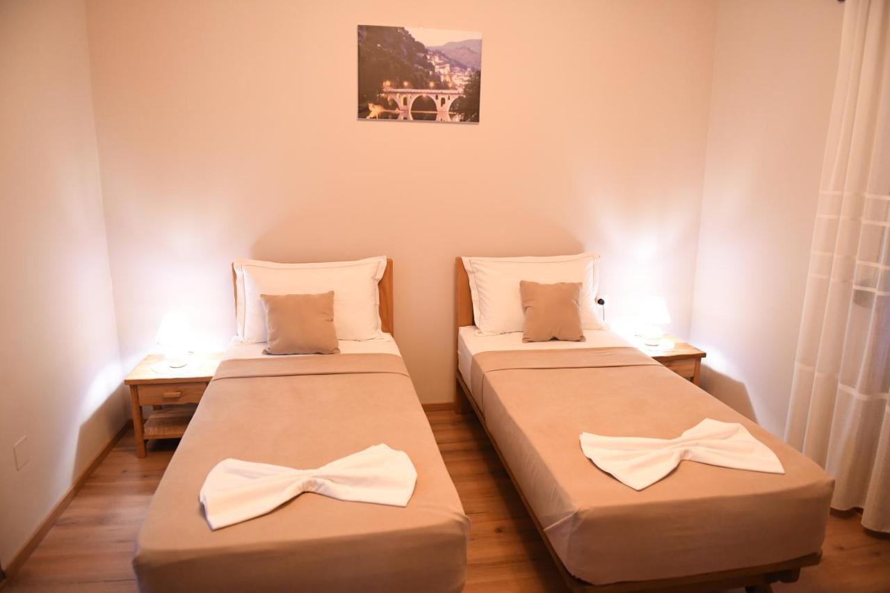 Guesthouse Leo Берат Екстер'єр фото